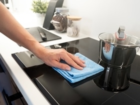 Как эффективно очистить кухонные поверхности от жира, если не хочется "убивать" их химией Как эффективно очистить кухонные поверхности от жира, если не хочется "убивать" их химией