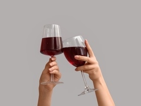 Откуда взялся миф о пользе бокала вина в день — ответил сомелье