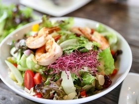 Оливье можно не готовить: гастроэнтеролог предложила полезные замены главному новогоднему салату