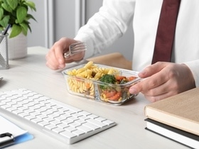 Да, со своим контейнером! Эксперт по этикету рассказала, как обедать в офисе и не стесняться Да, со своим контейнером! Эксперт по этикету рассказала, как обедать в офисе и не стесняться