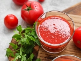 Какой томатный сок полезнее — из свежих помидоров или из пасты?
