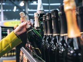 Эксперты посчитали, сколько россияне потратят на алкоголь к Новому 2026 году Эксперты посчитали, сколько россияне потратят на алкоголь к Новому 2026 году