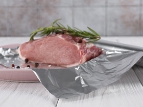 Фольги под рукой нет — чем накрыть форму и не испортить блюдо? Подсказал шеф-повар Фольги под рукой нет — чем накрыть форму и не испортить блюдо? Подсказал шеф-повар