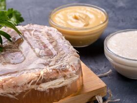 Как выбрать соус к холодцу: такой оттеняет вкус без вреда для здоровья и фигуры