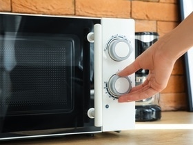 Почему микроволновку советуют отключать от сети — дело не только в экономии, говорят эксперты