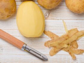 Лайфхак, как быстро почистить овощи: и пальцы целы, и весь день на рутину не потрачен