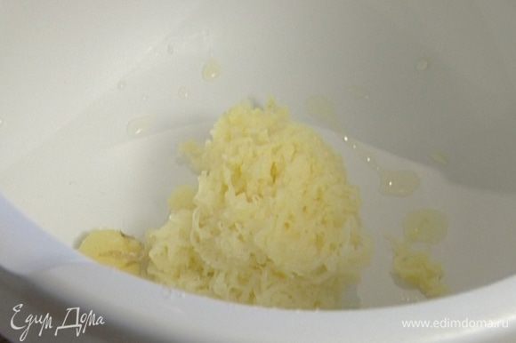 Картофель варить в мундире в течение 20 минут (он должен остаться недоваренным), затем почистить и натереть на мелкой терке.