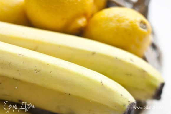 Лимоны и бананы очистить от кожуры и порезать на кусочки.