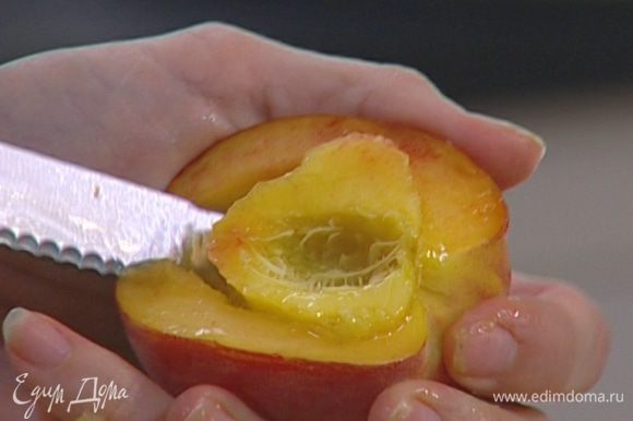 Персики разрезать пополам, освободить от косточек. Из каждой половинки персика вынуть немного мякоти и измельчить ее.
