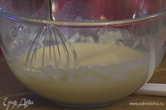 Приготовить тесто: просеять 150 г муки, добавить яйцо, 325 мл молока, по щепотке соли и сахара и вымешать тесто.