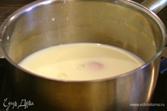 Молоко налить в небольшой сотейник, добавить полстакана воды и поставить на огонь.