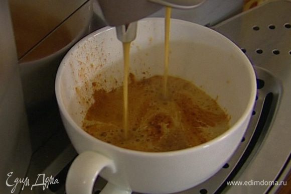 Приготовить крепкий кофе-эспрессо, растворить в нем сахар.