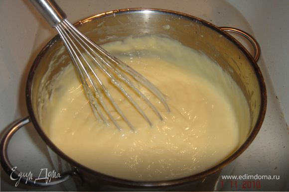 Сварить крем: яйца взбить с сахаром и мукой и ввести эту смесь в теплое молоко, варить на маленьком огне, постоянно помешивая до загустения, добавить ванильный сахар. Остудить.