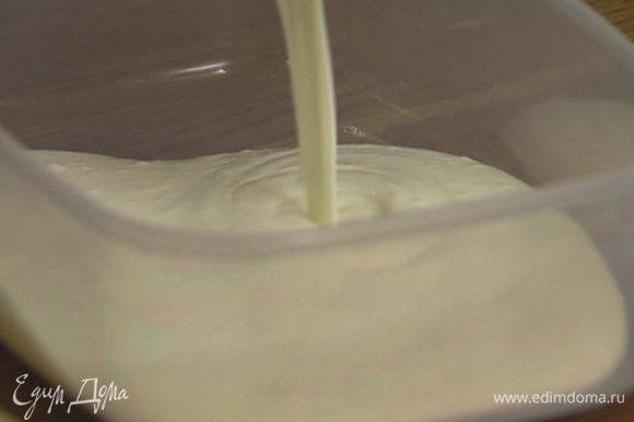 Йогурт перемешать с сахарной пудрой, выложить в пластиковый контейнер и поставить минимум на 4 часа в морозилку.