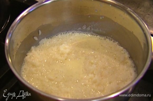 Рис отварить на воде, когда воды практически не останется, влить соевое молоко, посолить и довести до кипения.