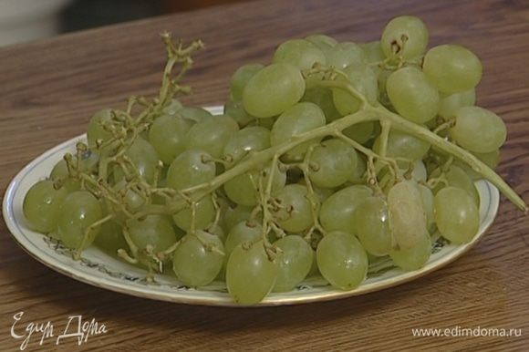 Ягоды винограда, сахар и базилик поместить в шейкер и толкушкой или скалкой с тупыми концами растереть в кашицу.
