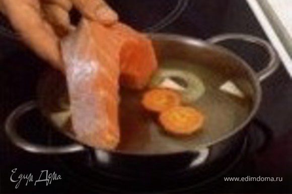 Опустите порционные куски в горячую воду, добавьте часть моркови, лук, перец горошком и лавровый лист, сварите, охладите в бульоне.
