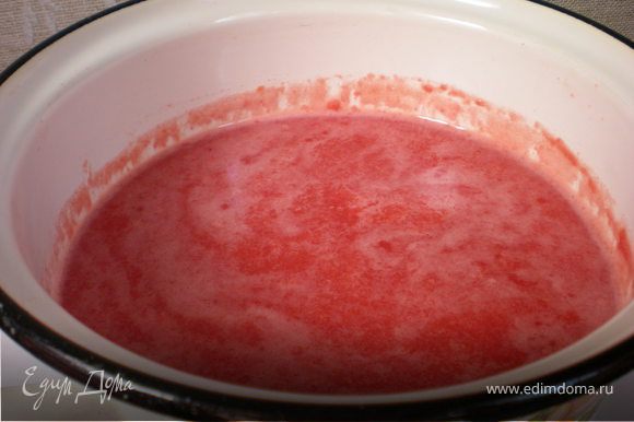 Из спелых томатов приготовить сок.Всыпать 20г соли(не йодированной) на 1 литр сока. Сок кипятить 15 мин. Залить кипящим соком помидоры в баночках.