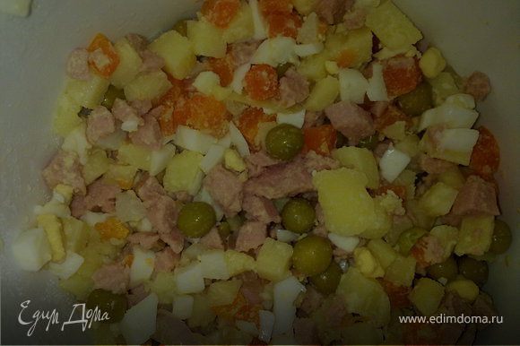 Картофель, морковь, яйца, лук,колбасу нарезать кубиками, добавить горошек.