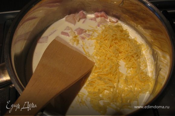 в сотейник добавляем сливки , доводим до кипения. затем добавляем ветчину и тертый сыр (70% от всего кол-ва,провариваем 10 минут