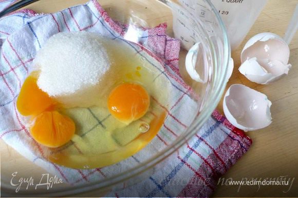 В миске смешиваем два яйца, белый и коричневый сахар. Добавляем растительное масло и йогурт. Перемешиваем до однородной массы. Затем добавляем морковь