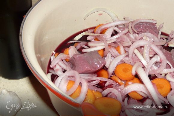 Замариновать мясо (порезаное на куски), лук и морковь с чесноком в вине на 2 часа, поставить в холодильник.