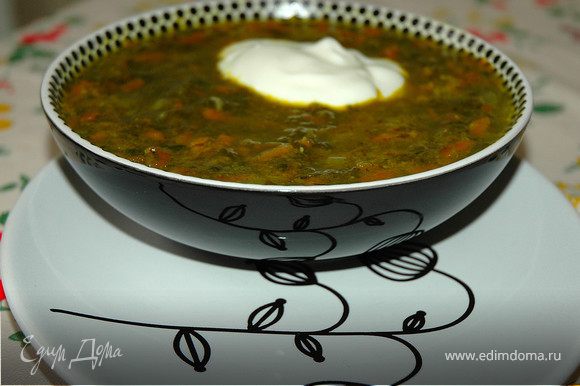 Оставшийся шпинат залить кипятком на несколько минут, слить воду и добавить в суп за 5 минут до готовности. Шпинатный суп заправить сметаной (соевой в пост) и посыпать молотым черным перцем. ПРИЯТНОГО АППЕТИТА!