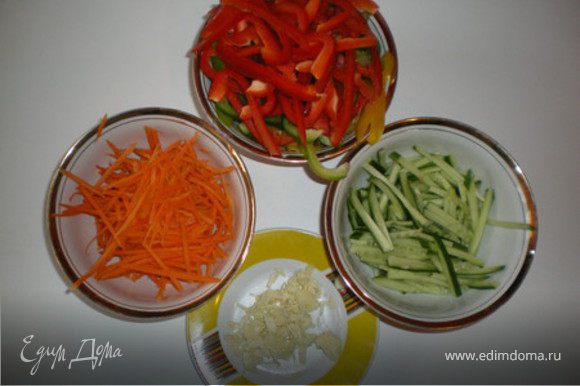 Салат фунчоза с овощами и мясом