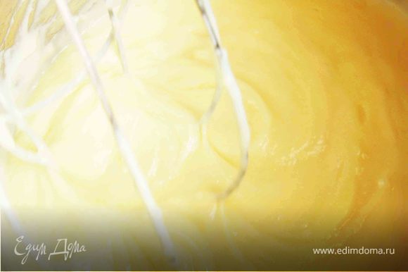 Готовим заварной крем. Смешиваем сахарную пудру с ванилью и соединяем с 5-ю желтками. Добавляем туда же 50 г. муки и тщательно перемешиваем. Молоко нагреваем с 50 г. сахара. Как только молоко начнет закипать — выливаем его в желтки и хорошо перемешиваем. Опять нагреваем молочно-желтковую смесь на небольшом огне, постоянно ее помешивая. Как только смесь загустеет, снимаем ее с огня и охлаждаем.