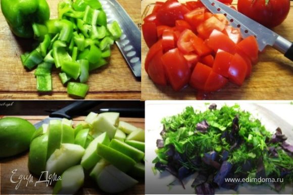 Подготовим овощи: режем лук полукольцами, перец - кубиками крупными, так же режем помидоры, яблоки полуломтиками (крупными).