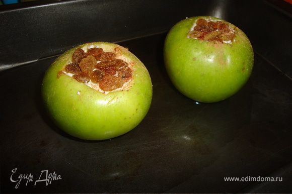 Переложить на противень, на дно налить немного воды.Отправить в духовку на 30-35 мин. время может варьироваться в зависимости от сорта и размера яблок.Проверять готовность можно зубочисткой.
