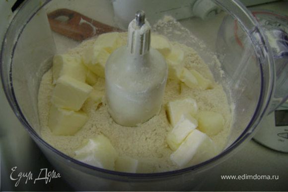 Тесто: Смешать муку масло яица и соль в однородную массу. Если тесто суховатое добавить 2 ложки воды Валожить тесто в формочку,сформировав края пирога. Вилкой проколоть тесто в некоторых местах. Покрыть бумагой для выпечки насыпав сверху фасоль ( чтобы была ровная поверхность) выпекать 15-20 мин при темп 180 гр( до полуготовности теста)