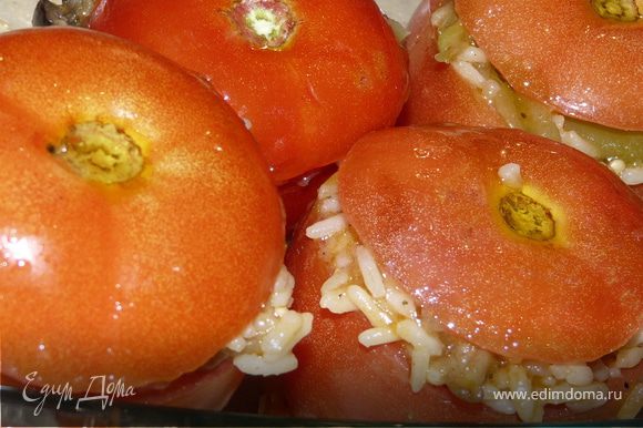 Духовка 170С , наполнить помидоры рисом, накрыть крышками, сбрызнуть оливковым маслом и поставить на 20 минут в духовку.
