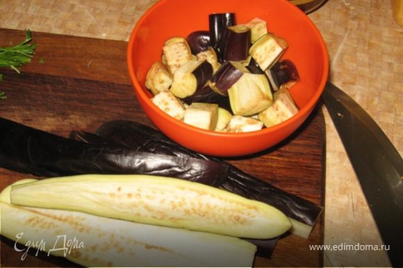 Пока репа с морковью жарятся, не забывайте помешивать капусту с луком и нарезаем кубиками баклажаны.