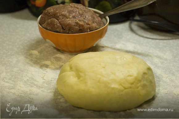 Мясо мелко порубить или пропустить через мясорубку ( крупную ). Лук мелко нарезать и добавить к мясу, посолить и поперчить.