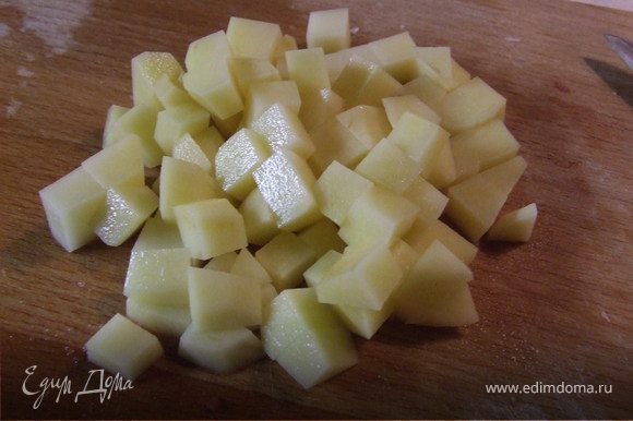 Картофель также нарезать небольшими кубиками.