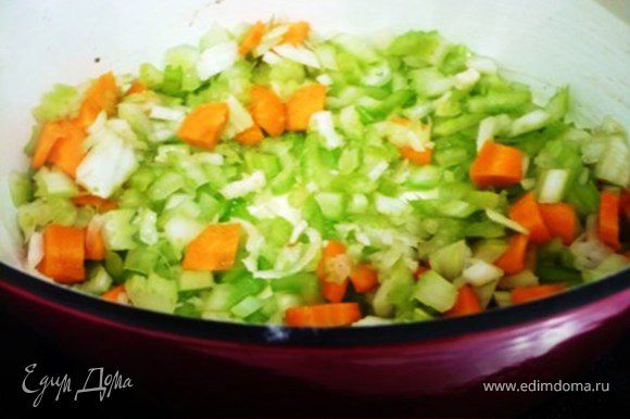 В той же кастрюле (только удалите остатки маринада и добавьте свежее масло) с шепоткой соли потушить до мягкости чеснок, морковь, сельдерей и лук.