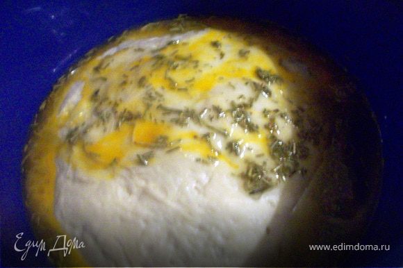 В тесто добавить оставшуюся половину масла и яйцо. Замешать.