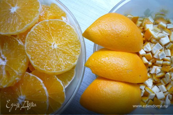 Моем и чистим апельсины. Кожуру режим мелкими кубиками около 1 см. С лимона снимаем цедру и используем по собственному усмотрению. Мякоть апельсинов, лимона и яблок режем произвольно.