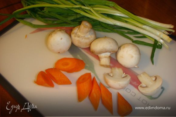 Разрежьте картофелины на четыре части (если картофель крупный - кубиками по 2 см). Нарежьте морковь по диагонали кружочками толщиной 1 см, а зеленый лук перьями длиной 5 см. Если грибы крупные, разрежьте их на половинки.