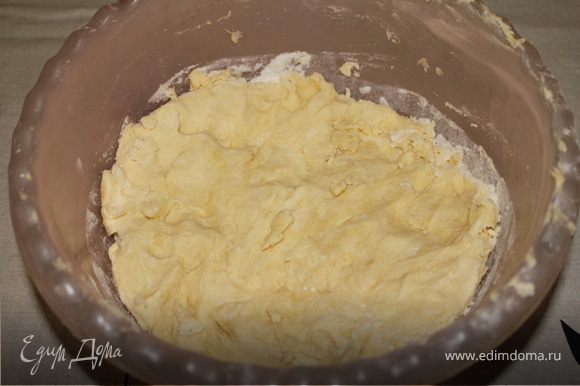 Добавить соль,сметану и растительное масло,замесить тесто.