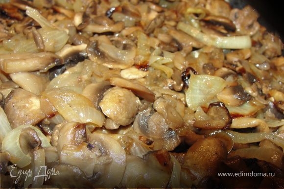 Лук и грибы порезать. Сначала обжарить лук на масле. Добавить грибы и жарить пока не выпарится жидкость из грибов.