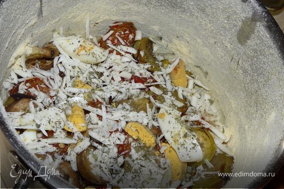 Сварить 2 яйца (порезать не мелко). Поджарить баклажан, порезаный кружками на оливковом масле с чесноком. Отварить макароны до полуготовности.