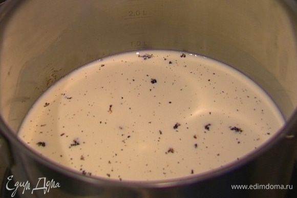 Молоко налить в кастрюлю, поставить на огонь, добавить стручок ванили и довести практически до кипения (чтобы появились пузырьки).