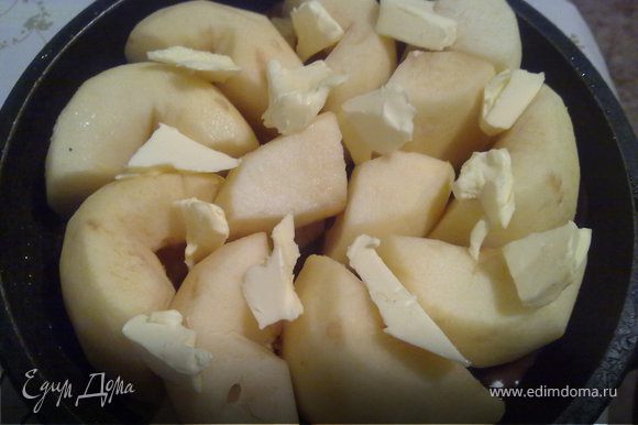 Яблоки слегка посыпаем сахаром и корицей. Режем масло кусочками и выкладываем между дольками.