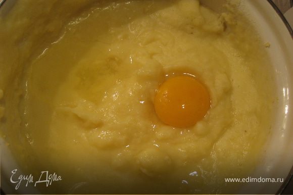 На гарнир картофельное пюре. Картофель отварить, посолить, воду слить, добавить сливочное масло, потолочь, добавить кипяченое молоко, все взбить хорошо миксером, добавить яйцо, взбить.