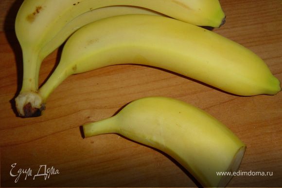 4. Украсить бананом, у которого расщепить плодоножку на две части, вставив в "рот" ягодку и смастерив плавник из листика ананаса.