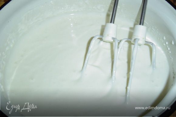 Пока застывает основа торта, готовим крем. Для этого взбиваем творог с сахаром и сметаной в однородную массу.