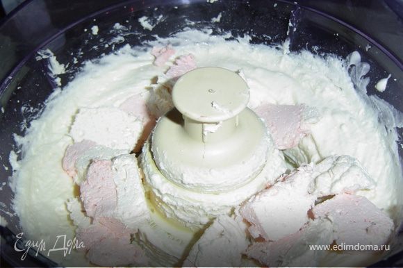 Пока коржи остывают, готовим крем. Берем творог и взбиваем его в блендере, добавляя сметану, сахар и измельченный зефир.