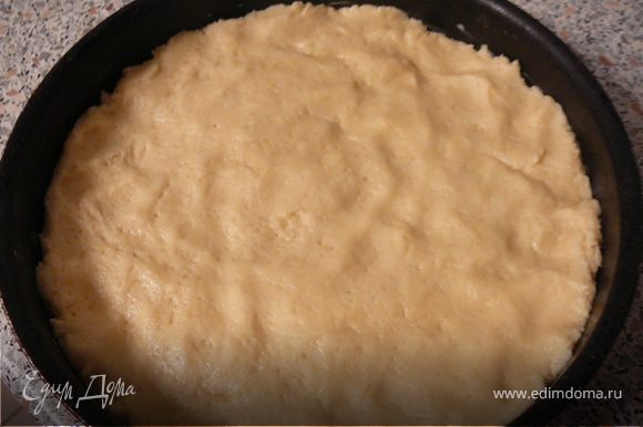 Масло растереть с желтками и с сахаром. Добавить муку+разрыхлитель-крахмал. Вымесить тесто и выложить на протвинь(сковороду).
